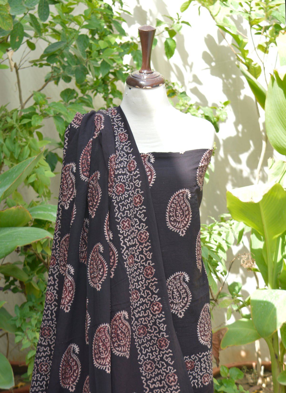 Organic lawn Ajrak Anbi Kakkar two-piece in black, artisan-made and eco-friendly