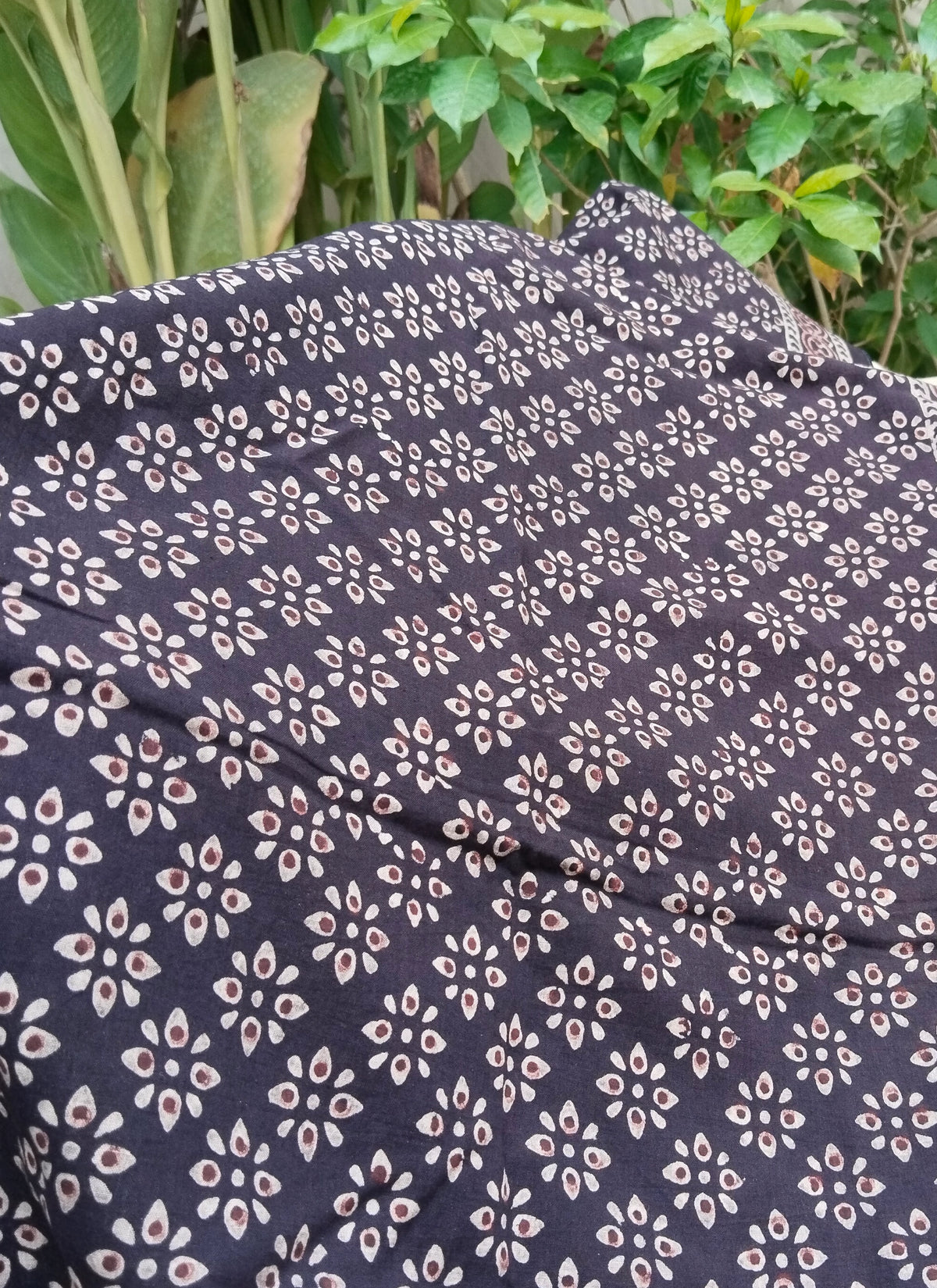 Black Ajrak scarf with floral motifs in eco-friendly organic cotton