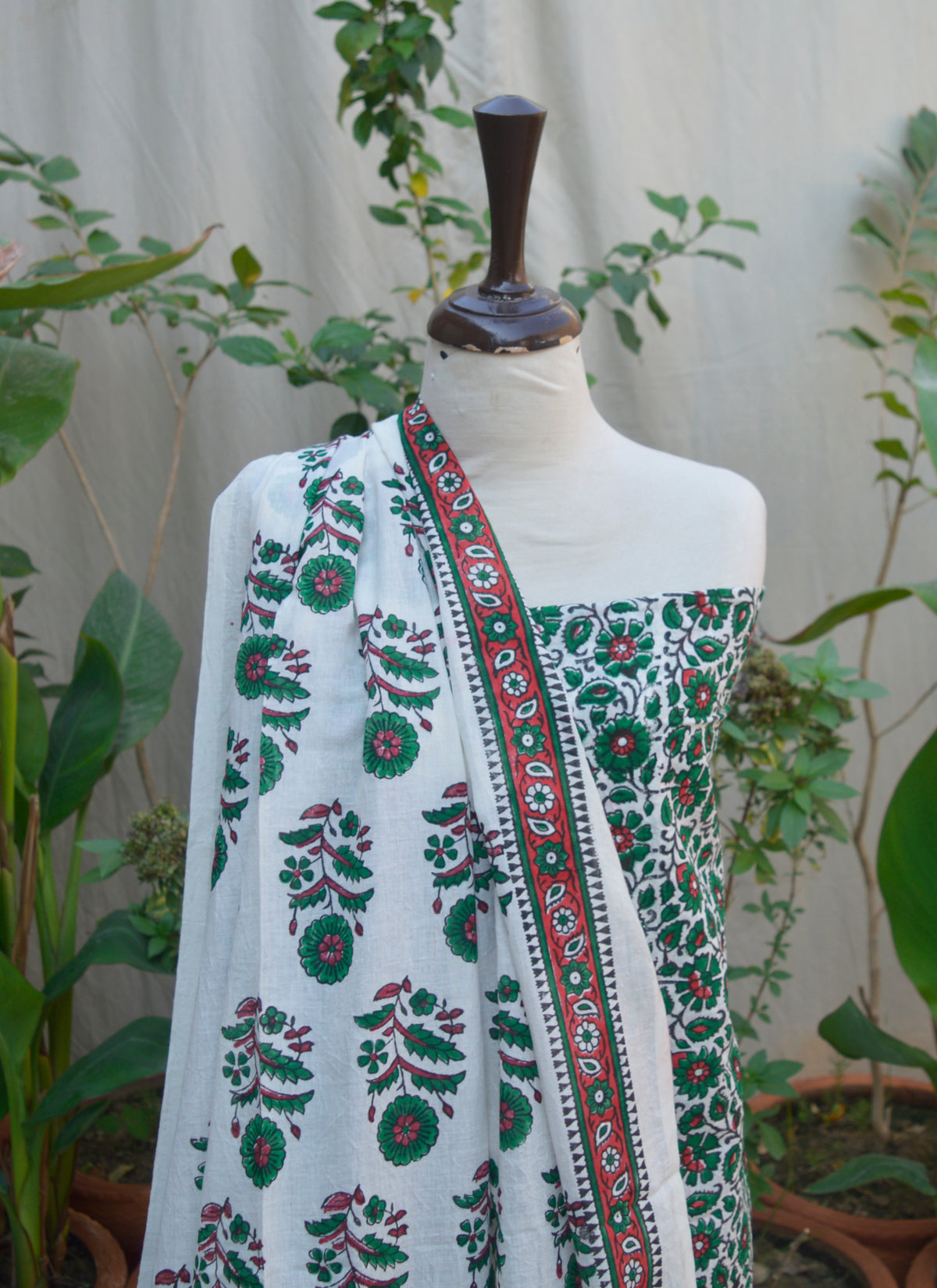 Unstitched lawn two-piece featuring green daisy prints and matching dupatta