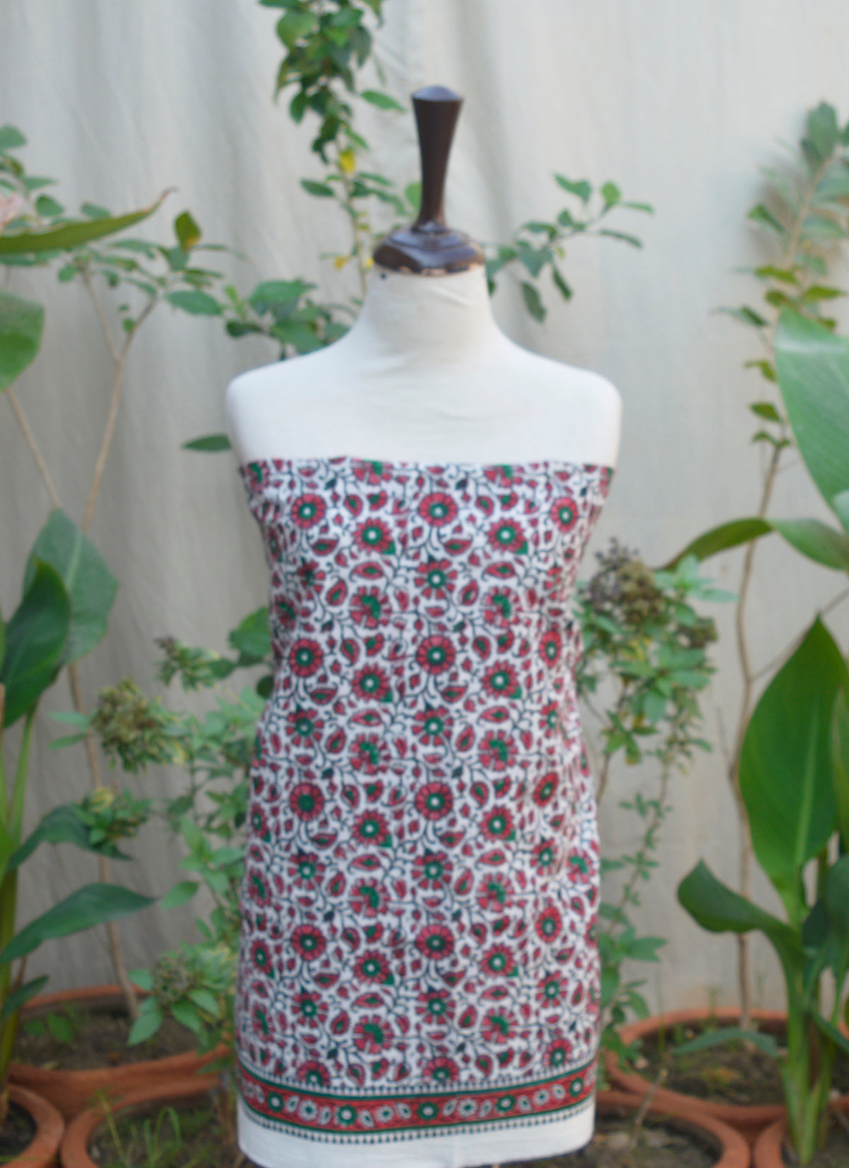 Unstitched Lawn Two-Piece Set with Delicate Daisy Floral Prints – Lightweight Shirt & Elegant Dupatta.