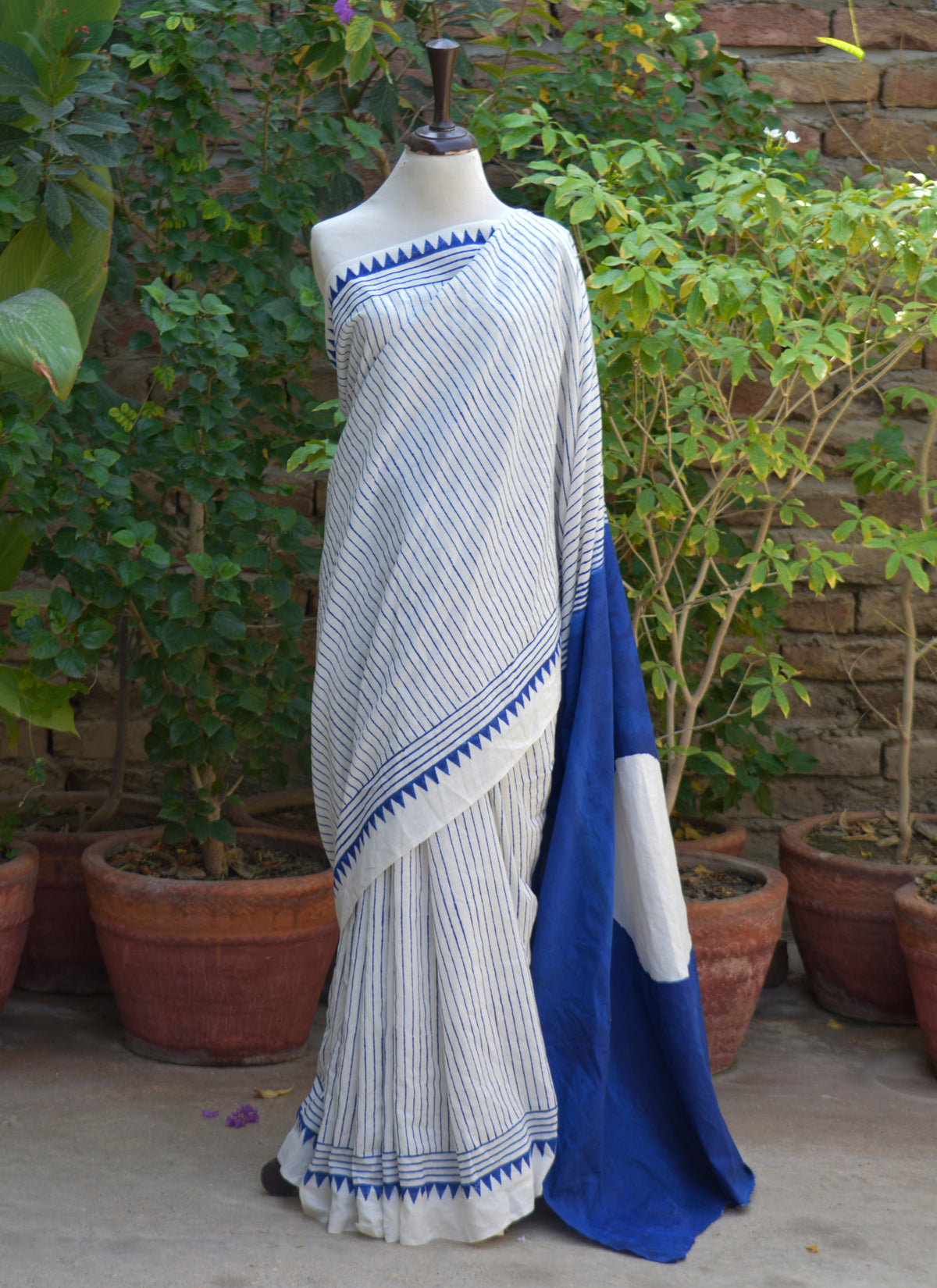 Blue cotton saree with circular motif and solid pallu hand block print