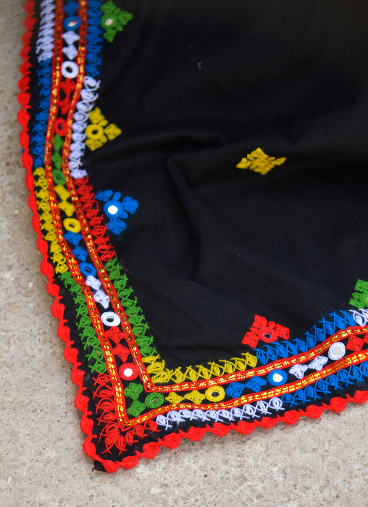 Handmade Sindhi embroidered chadar ethnic women shawl Pakistan