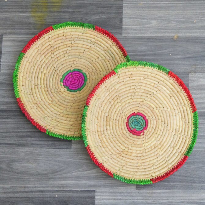 Eco-friendly bread plates made from 100% organic palm leaves, showcasing traditional craftsmanship.