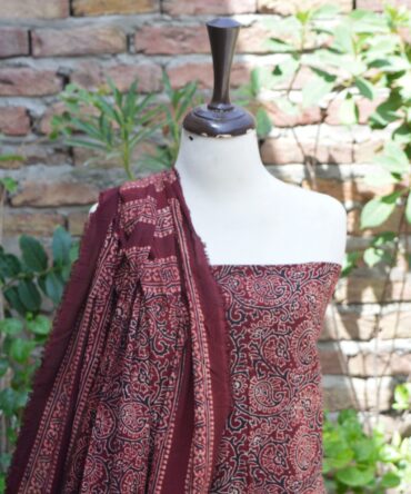 Close-up of Ajrak Anbi Jaal Pattern – Detailed view of the hand block printed Ajrak Anbi Jaal design, showcasing geometric and floral patterns in rich maroon hues on lightweight cotton.